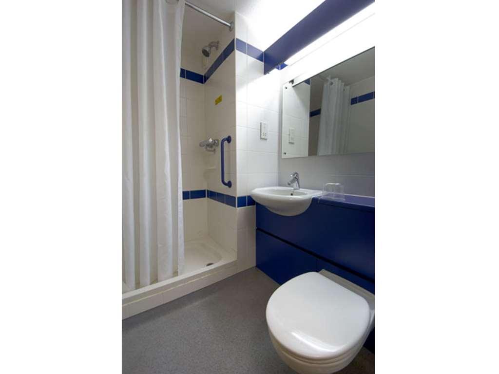 Travelodge Басилдон Номер фото
