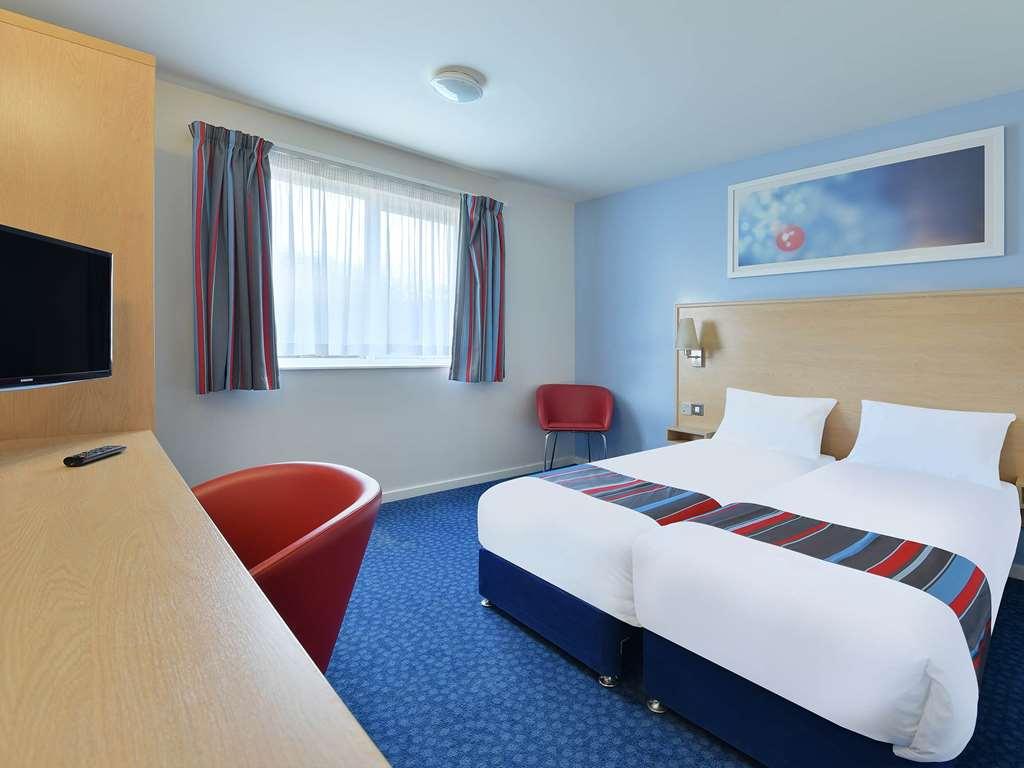 Travelodge Басилдон Номер фото